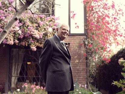 El expresidente chileno, Patricio Aylwin, pasea por el jardín de su casa en Santiago de Chile el pasado 16 de mayo.