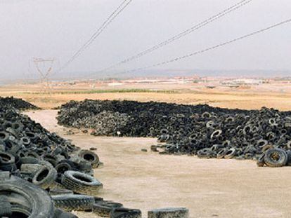 Basurama enseña el cementerio de neumáticos de un lugar de La Mancha llamado Seseña.