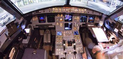 Imagen de archivo del interior de la cabina del avi&oacute;n de Germanwings estrellado el pasado 24 de marzo.