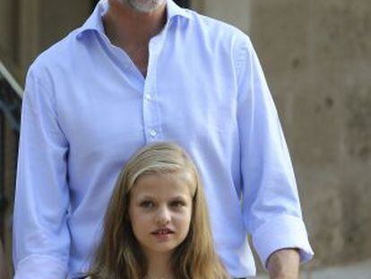 Felipe VI posa con su hija Leonor en Palma de Mallorca en agosto de 2015.