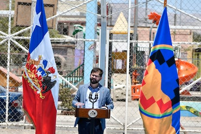 El presidente de Chile, Gabriel Boric, habla durante una visita a Calama, al norte del país, el 12 de octubre de 2022.