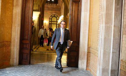 Artur Mas, ayer en los pasillos del Parlament.