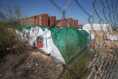 Sacas con amianto extraídas de un terreno público en una zona residencial de Toledo.