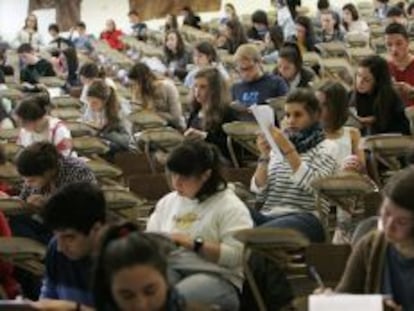 Un grupo de alumnos durante el primer examen de las pruebas de acceso a la universidad en la Facultad de Econ&oacute;micas de la Universidad de Santiago de Compostela.