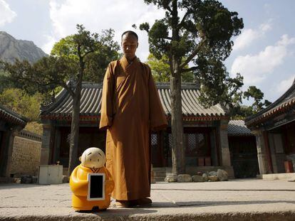 El maestro Xianfan junto a su alter ego robótico, Xian'er, en el templo budista de Longquan.