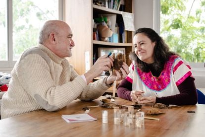 Rodrigo Medellín junto a Laura Navarro, colaboradora con la que ha creado contenido educativo sobre los murciélagos.