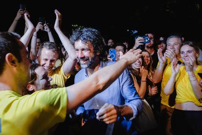 Damiano Tommasi, exjugador de la Roma, el Verona y el Levante, celebra la victoria en las elecciones municipales del domingo.