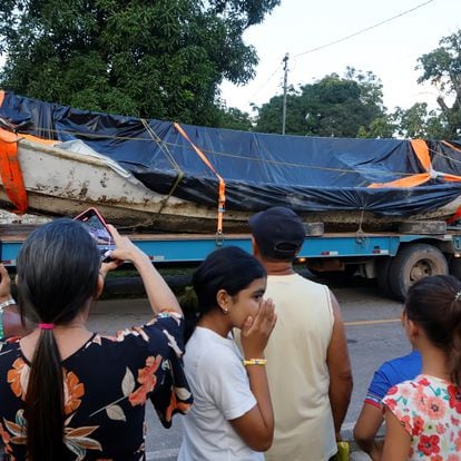 La gente mira el bote en el que unos pescadores encontraron cuerpos descompuestos, mientras lo remolcan en Pará, Brasil, el 15 de abril.