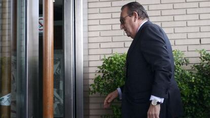 El expresidente de la Diputación de Castellón, Carlos Fabra, este martes a su llegada a la Audiencia Provincial.