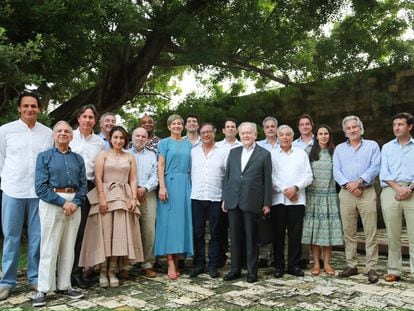 Gustavo Petro posa junto a su esposa, ministros y algunos de los grandes empresarios colombianos, el 21 de noviembre en Cartagena de Indias.