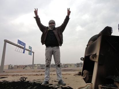 Un insurgente hace el signo de la victoria en una carretera de Faluya, en Irak. 