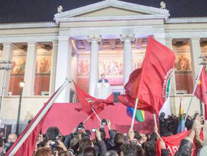 Alexis Tsipras celebra la victoria en la noche de ayer.