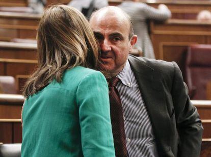 Guindos saluda a Mato, este miércoles en el Congreso.