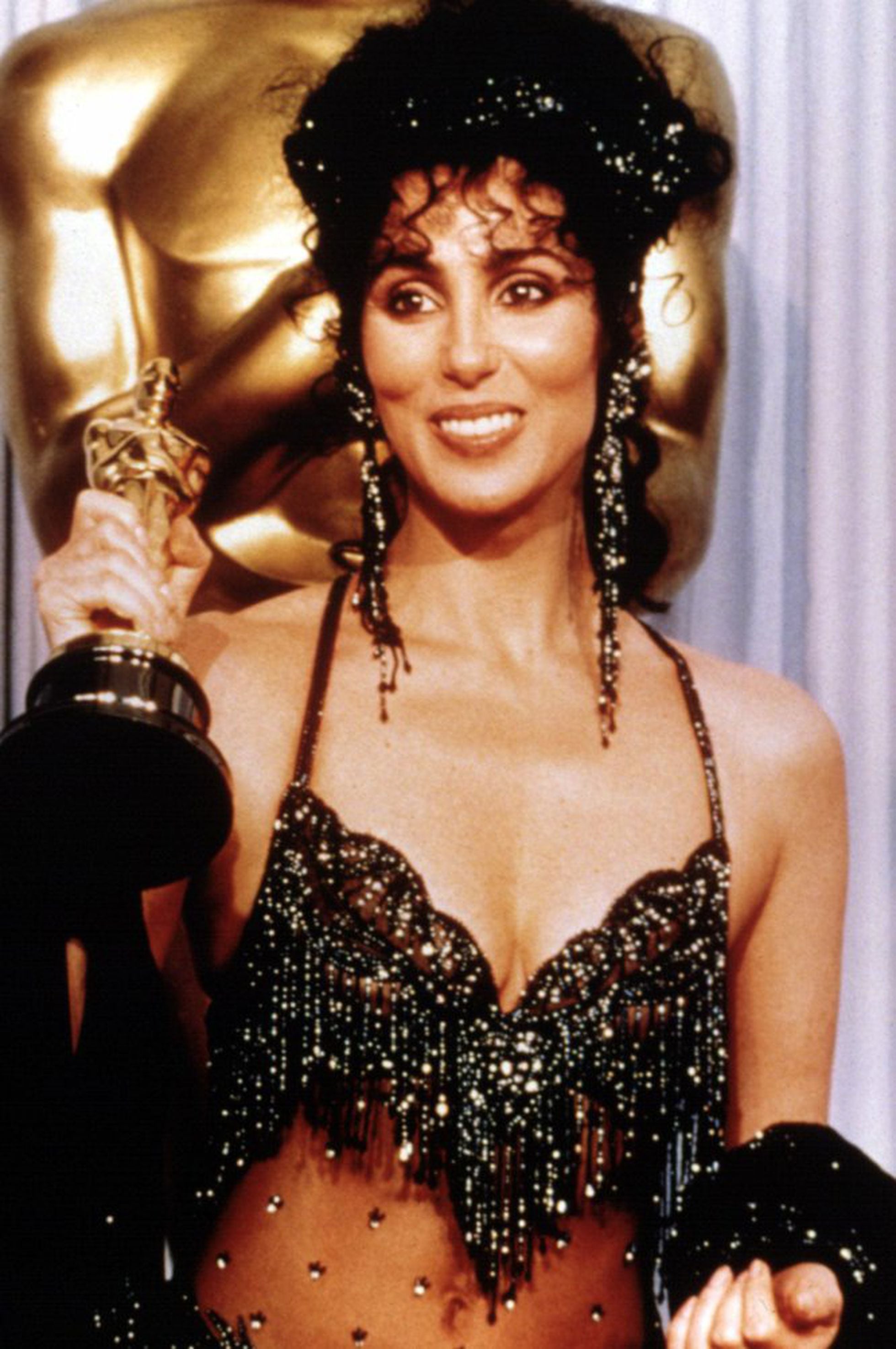 El escote con el que Cher recogió su Oscar por su papel en la película 'Hechizo de Luna'.