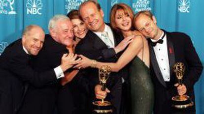 Los actores principales de Frasier, con Grammer en medio, en la gala de los Emmy de 1998.