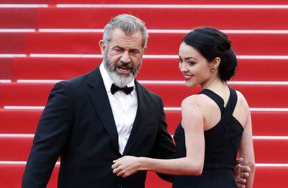 Mel Gibson y su novia, Rosalind Ross, llegan para la entrega de premios del Festival de Cannes.