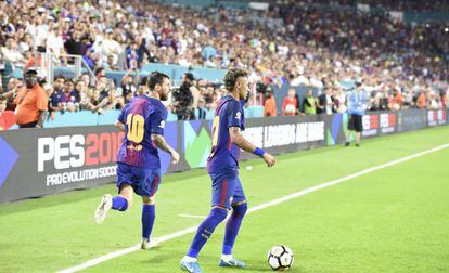 Neymar, con el bal&oacute;n, y Messi ante el Real Madrid en Miami.