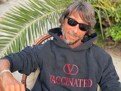 Pierpaolo Piccioli luciendo la sudadera de 'Vaccinated'.