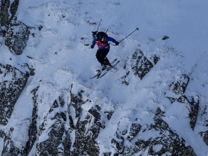 El esquiador freerider Aymar Navarro, en Baqueira Beret, en el municipio de Alto Arán, en el Pirineo catalán.