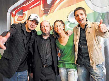 De izquierda a derecha, los pinchadiscos Tony Aguilar, Sira Fernández y Fran Blanco, con Jaime Baró, director de Los 40 Principales, segundo por la izquierda.