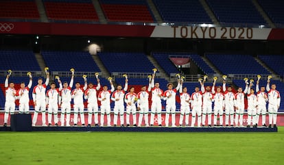 La selección mexicana de fútbol tras la ceremonia de las medallas.