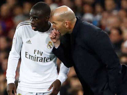 Zidane charla con Mendy durante el partido ante el Athletic.