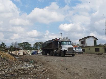 Camión en el vertedero de Duquesa, en abril. En República Dominicana hay censados 240 vertederos a cielo abierto, pero es fácil encontrar basura en cualquier calle o camino, pues no hay cultura de una gestión adecuada de residuos.