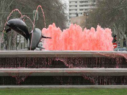 La fuente de la plaza de la República Argentina, con el agua teñida de rojo.