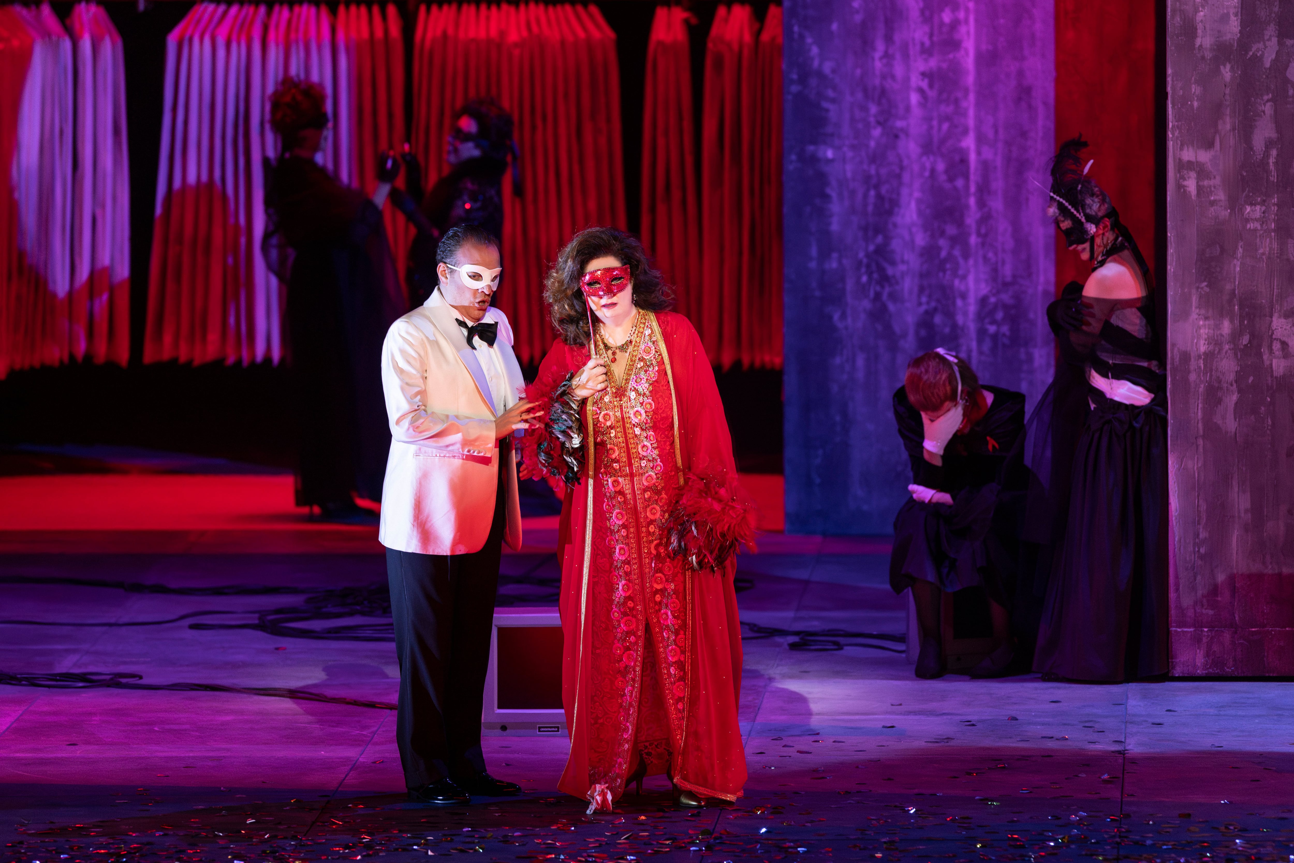 ‘Un ballo in maschera’ lastrado en Les Arts por los caprichos escénicos de Rafael R. Villalobos