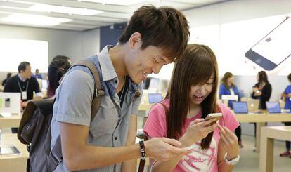 Clientes de una tienda de Apple en Honk Kong.