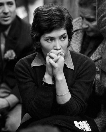 An attendee at the Communist Party rally at the Lisbon Sports Palace, on November 14, 1974.