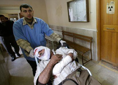 Un herido en la represión de las manifestaciones en Latakia,  es trasladado en el interior de un centro sanitario.