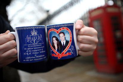 Tazas decoradas con las caras del príncipe William y Kate Middleton con ocasión de su boda en Londres en abril.