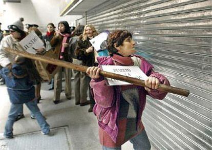 Imagen de ahorradores argentinos golpeando las puertas de los bancos en agosto pasado.