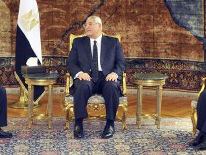 Adli Mansur (centro), presidente egipcio.