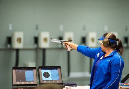 Lilian Castro durante una competencia de tiro deportivo.