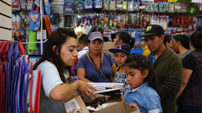Una familia acude a comprar útiles escolares a una tienda en el centro de Ciudad de México.