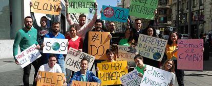 El equipo de Los40 posan en la Gran Vía de Madrid con mensajes en favor de la protección del medio ambiente.
