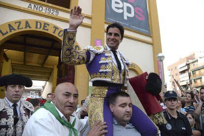 Paquirri sale a hombros al t&eacute;rmino de la tercera corrida de la Feria Taurina de San Lorenzo. 