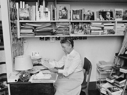 Simone de Beauvoir, en su casa de París en 1968. 