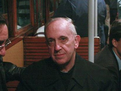  Jorge Bergoglio viaja en el metro de Buenos Aires en 2008, cuando era cardenal. 
