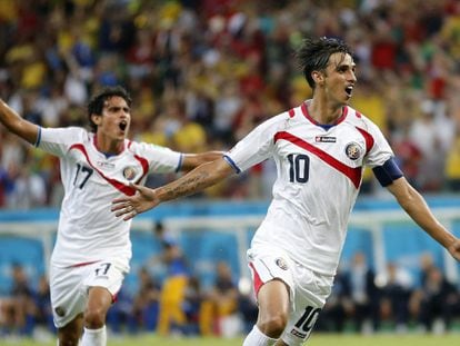 Bryan Ruiz (d) celebra un gol ante Grecia.