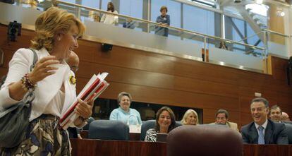 Esperanza Aguirre y, a la derecha, Alberto López Viejo.