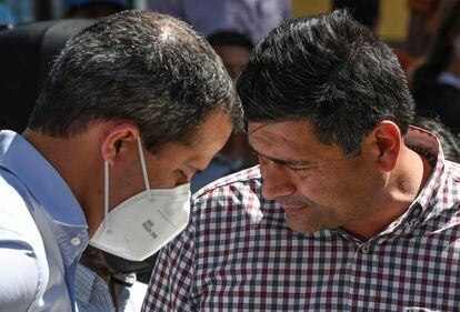 El candidato inhabilitado, Freddy Superlano (i), junto al líder opositor Juan Guaidó, esta semana en Barinas.