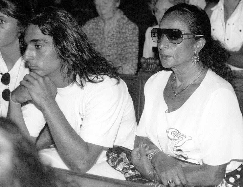 Antonio Flores junto a su madre, Lola Flores, en el funeral de Camarón de la Isla, en 1992.