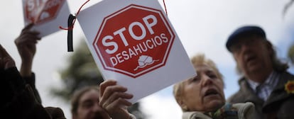 Manifestantes contra los desahucios.