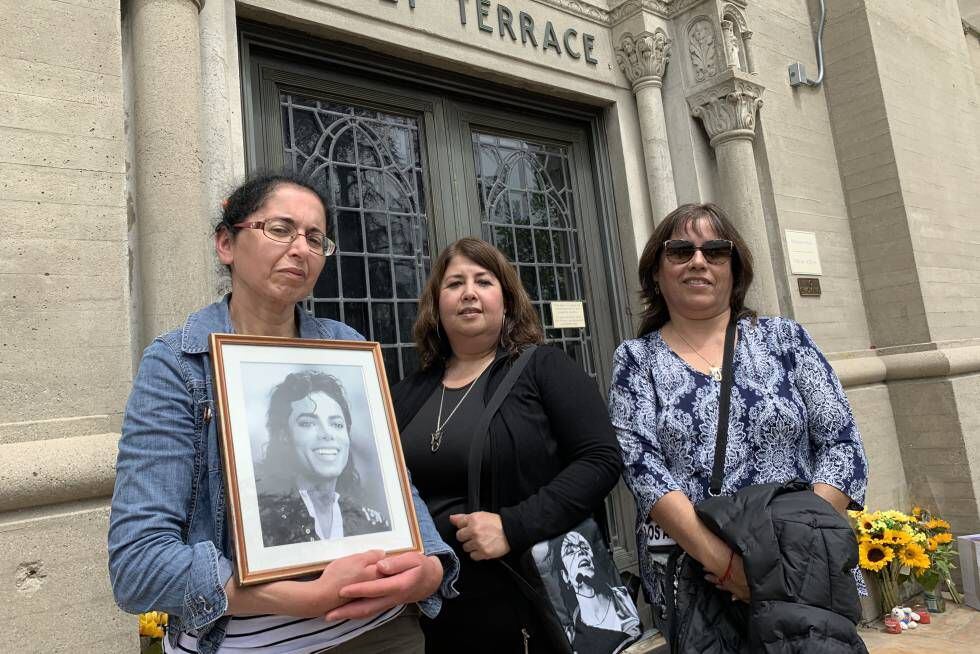 De izquierda a derecha, Samira Benabdelmoumene, María Escobar e Yvette Lobo, en la puerta de la cripta donde está enterrado Michael Jackson, el pasado sábado en Glendale, Los Ángeles.