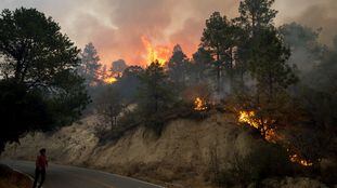 Vista del incendio que afecta el Estado de Nuevo León, en el norte de México.