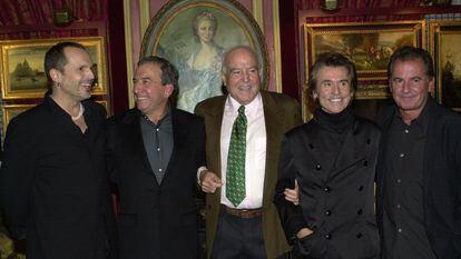 Tomás Muñoz (centro) posa con los cantantes Miguel Bosé, José Luis Perales, Raphael y Víctor Manuel, durante la presentación de su libro 'Memoria banal' en 2004.