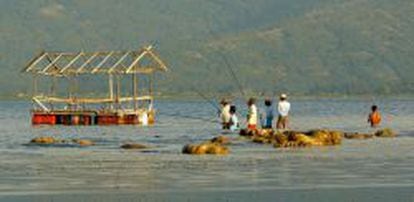 Resort y chiringuitos, integrados en el paisaje, comparten línea de playa con pescadores.